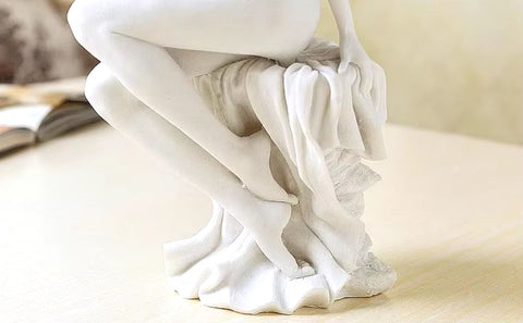 Statua femminile nuda seduta 31 cm