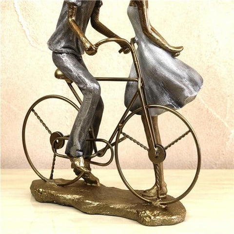 Statua di coppia romantica<br> in bicicletta